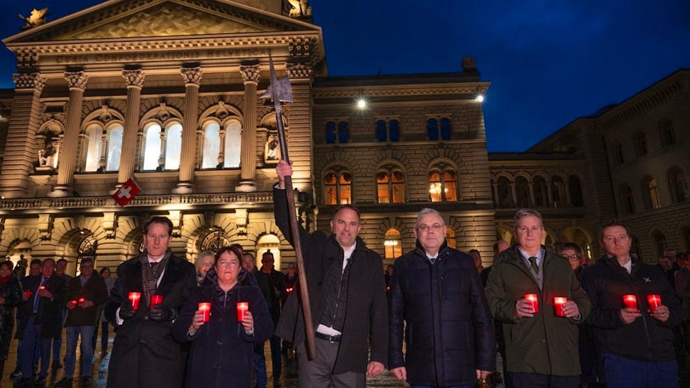 Die SVP-Fraktion protestierte am frühen Freitagmorgen vor dem Bundeshaus gegen die neuen Verträge mit der EU, über die die Räte im kommenden Jahr befinden werden.