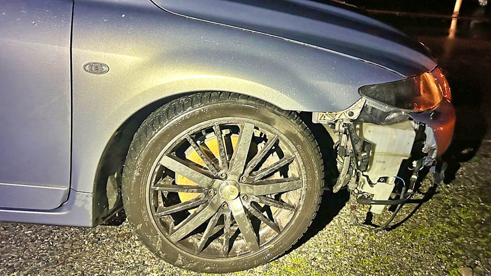 Ein 17-jähriger Motorradfahrer wurde beim Unfall verletzt. An den Fahrzeugen entstand Sachschaden.