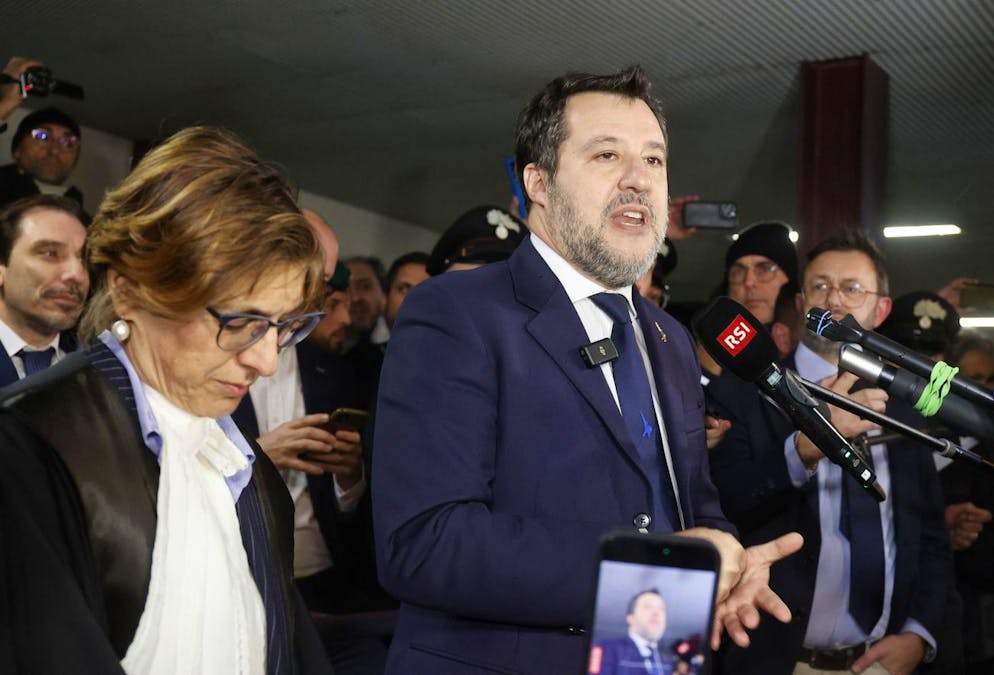 Matteo Salvini affiancato dal suo avvocato Giulia Bongiorno, si rivolge ai media dopo che il tribunale siciliano lo ha assolto dall'accusa di aver bloccato illegalmente i migranti su una nave di soccorso al largo dell'Italia nel 2019.