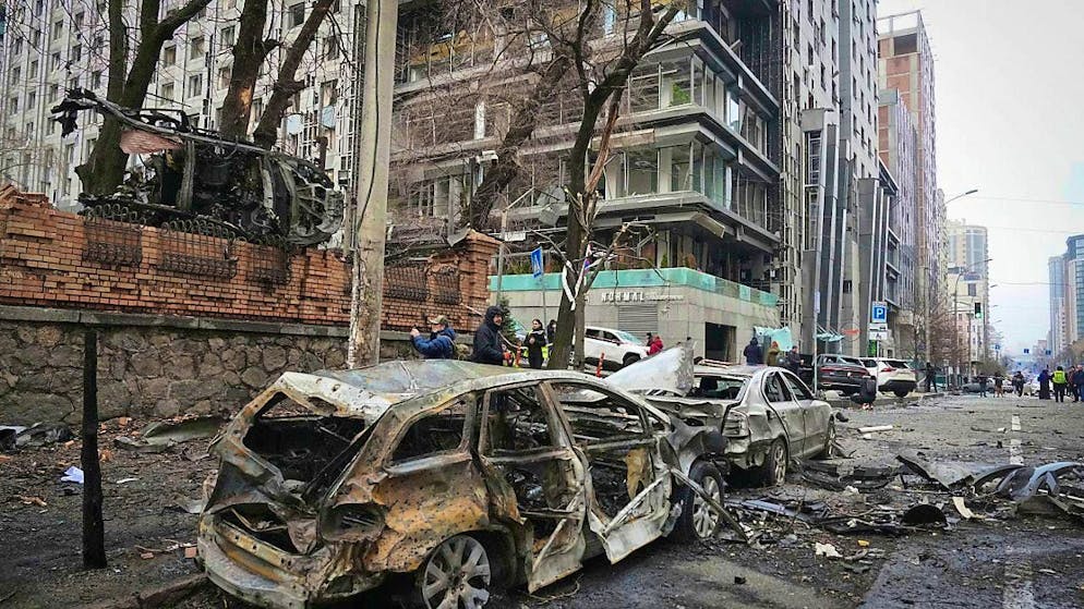 dpatopbilder - Police are deployed in front of destroyed vehicles after a Russian missile attack in the city. Photo: Efrem Lukatsky/AP/dpa