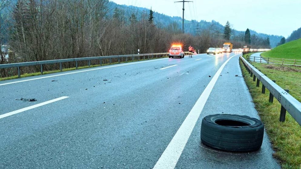 Der Reifen hat erheblichen Sachschaden angerichtet.