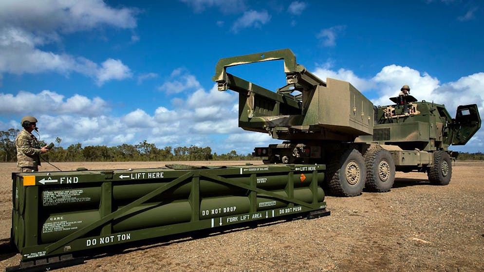 ARCHIV - Verladung des taktischen Raketensystems der Armee (ATACMS) auf das hochmobile Artillerieraketensystem (HIMARS). Foto: Sgt. 1st Class Andrew Dickson/AP/dpa