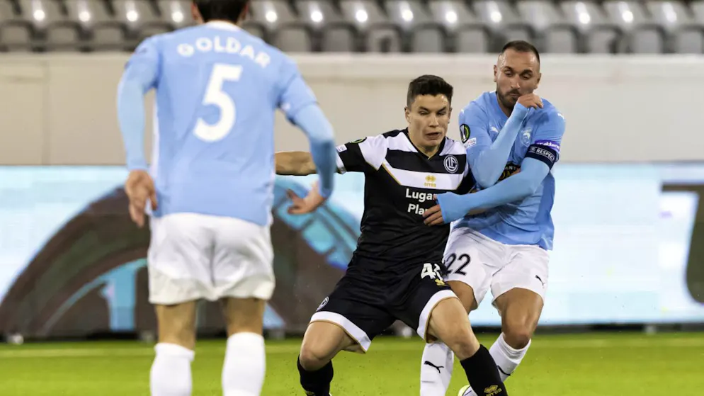 Kommt es zum Wiedersehen im Achtelfinal? Luganos Mattia Zanotti (Bildmitte) im Zweikampf mit Pafos' Muamer Tankovic