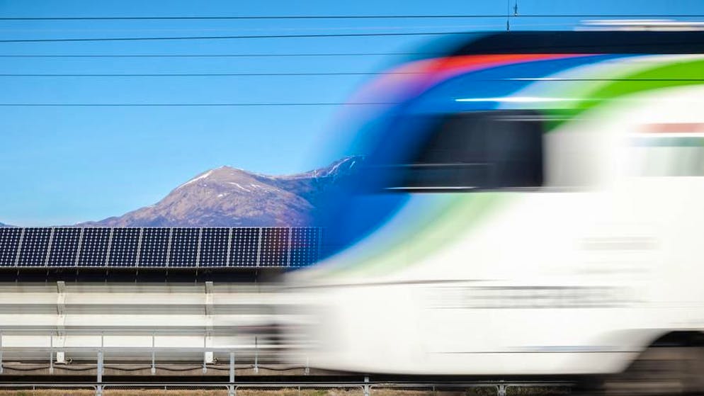 Il convoglio si è fermato poco distante dal fiume Vedeggio nei pressi di un binario morto