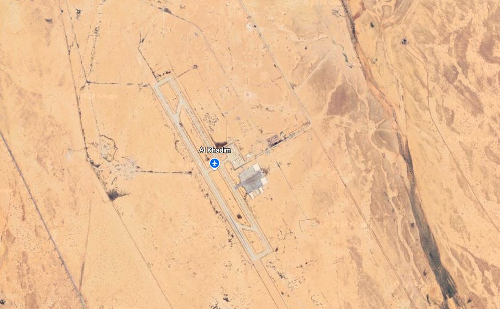 Russisch kontrollierte Flughäfen in Libyen. Im Osten der Hafenstadt Bengasi liegt der Flugplatz <strong>Al-Khadim</strong> (2), der seit Langem ein Sprungbrett für Mitglieder der Gruppe Wagner auf dem Weg in die Zentralafrikanische Republik gewesen ist, wo diese die Ndassima-Goldmine betreiben.