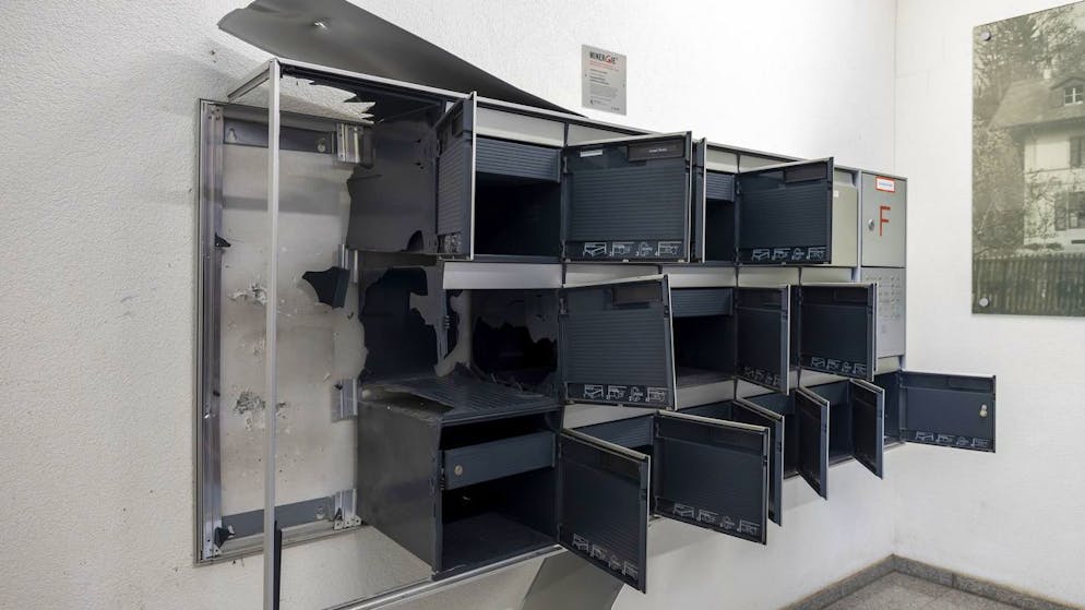 Die im November von einer Paketbombe stark beschädigten Briefkästen in der Eingangshalle eines Wohnhauses im Genfer Stadtteil Grange-Canal. 