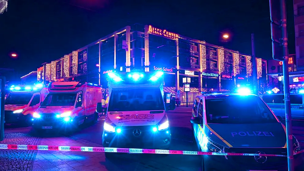 dpatopbilder - Emergency services, police and firefighters are on duty in front of the Allee-Center near the Christmas market in Magdeburg. A driver drove into a group of people at the Christmas market in Magdeburg. Photo: Heiko Rebsch/dpa