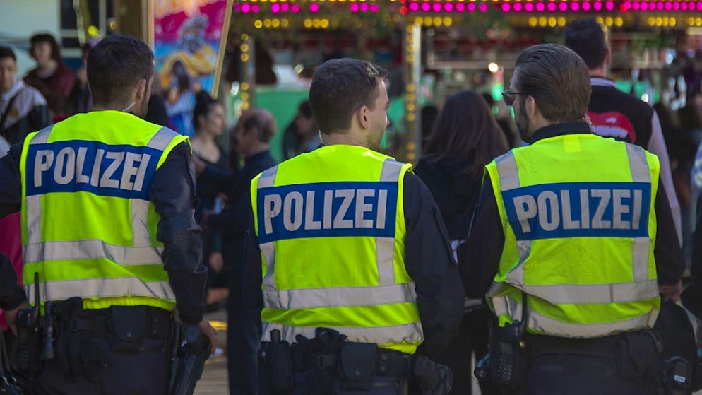 Die Basler Polizistinnen und Polizisten sollen für ihre Umkleidezeit besser entschädigt werden (Archivbild)