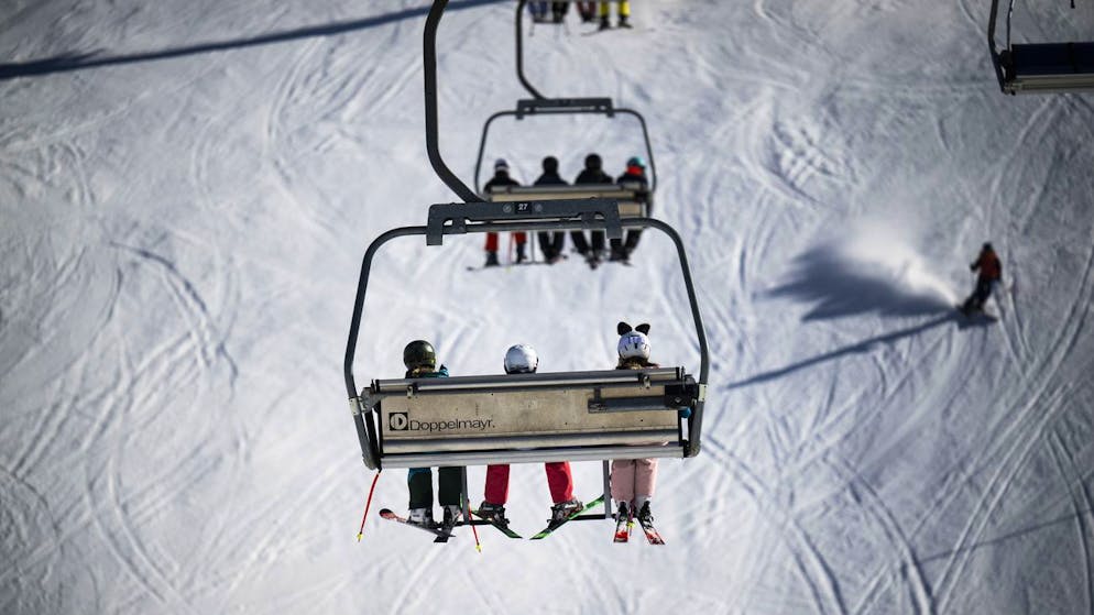 Die Schweizer Ferienorte erheben Kurtaxen in höchst unterschiedlicher Höhe. Dafür bieten einige vergünstigte Bergbahntickets oder Rabatte auf Skipässe. (Themenbild)