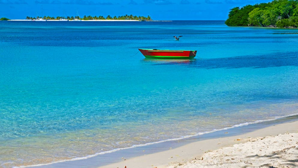 View over Sandy Island from Paradise Beach on Carriacou, island in the Caribbean.