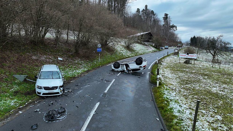 Beim Zusammenstoss zweier Personenwagen am Ortsausgang von Courlevon landete eines der Fahrzeuge auf dem Dach.
