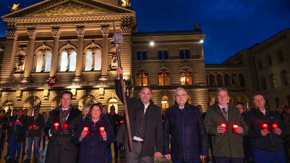 The SVP parliamentary group protested against any new treaties with the European Union (EU) in front of the Federal Palace early on Friday morning.