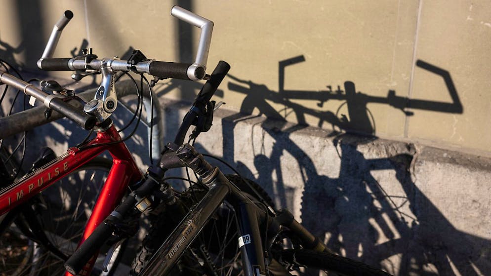 Die Stadt will die Velos im Umfeld des Bahnhofs Bern in die Velostationen verlagern, um den öffentlichen Raum zu entlasten. (Symbolbild)
