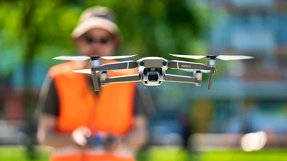 The Federal Council wants to regulate Swiss airspace for drones more strictly in future. (archive image)