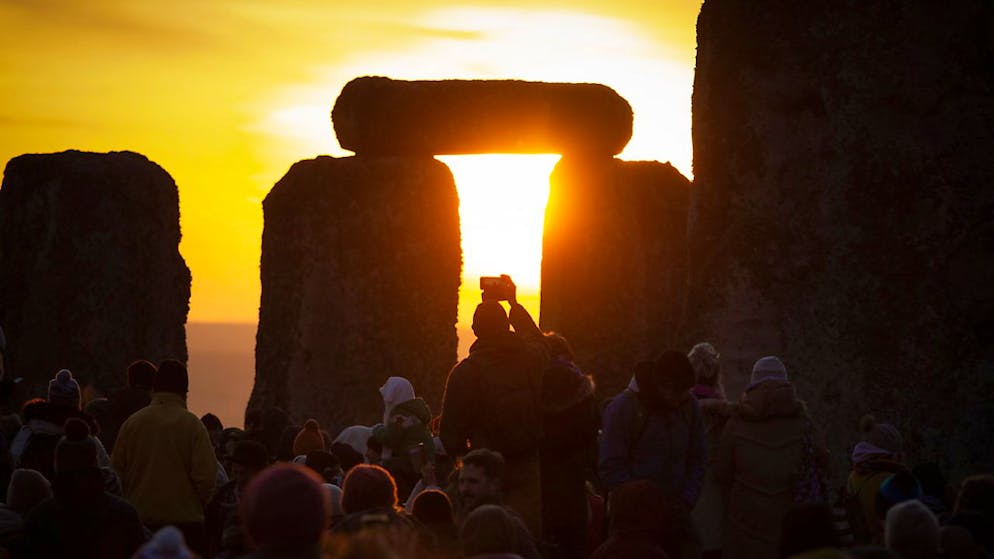 L'alba del solstizio d'inverno sul sito di Stonehenge, nel Regno Unito.