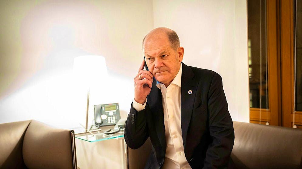 HANDOUT - The photo provided by the German government shows Federal Chancellor Olaf Scholz (SPD) during a phone call on the sidelines of the EU summit with future US President Donald Trump. Photo: Steffen Kugler/Federal Government/dpa - ATTENTION: For editorial use only and only with full attribution of the above credit