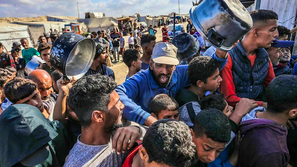ARCHIVE - Palestinians line up to receive a meal from the World Food Program and the United Nations Relief and Works Agency for Palestine Refugees in the Near East (UNRWA). Photo: Abed Rahim Khatib/dpa
