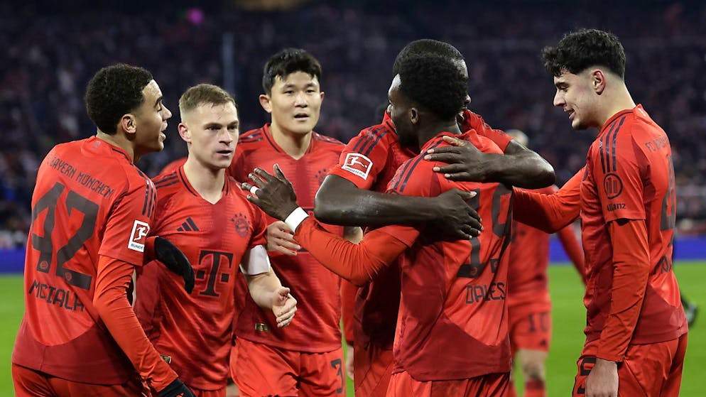 Im Torrausch: Alphonso Davies und seine Teamkollegen jubeln über den fünften Treffer von Bayern München