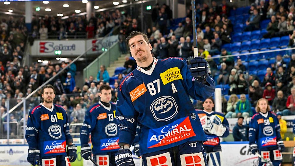 Dario Bürgler lässt sich von den Fans feiern