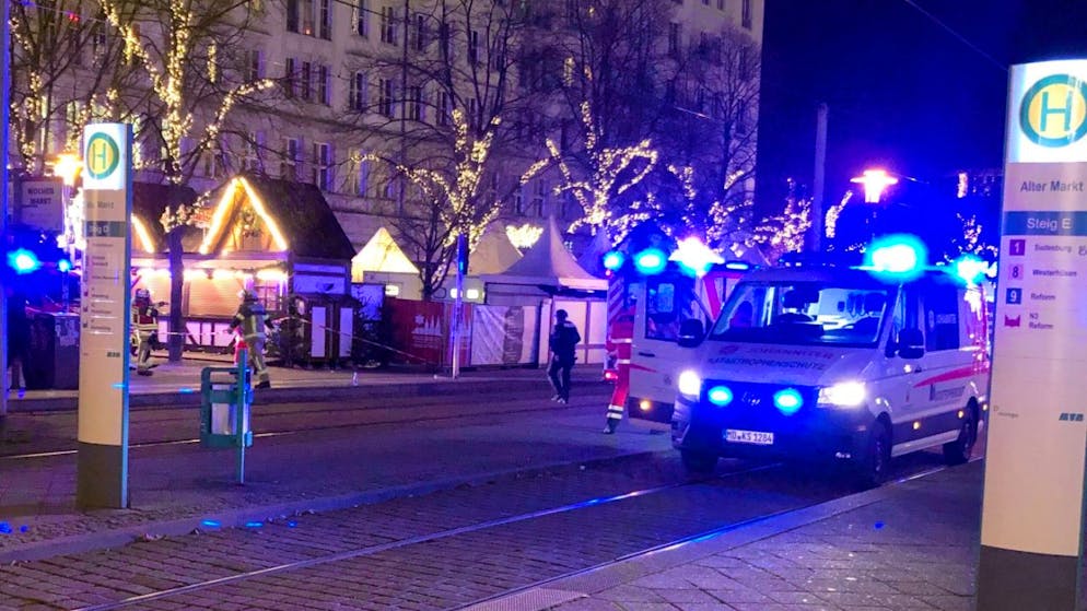 Rettungskräfte im Einsatz auf dem Weihnachtsmarkt in Magdeburg. Foto: Dörthe Hein/dpa-Zentralbild/dpa