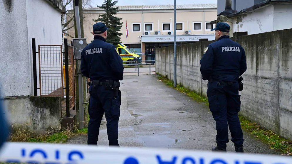 Nach einem Angriff in einer Schule in Zagreb ist die Polizei im Einsatz. Der Täter hat mit einem Messer ein Kind getötet und vier weitere Menschen verletzt