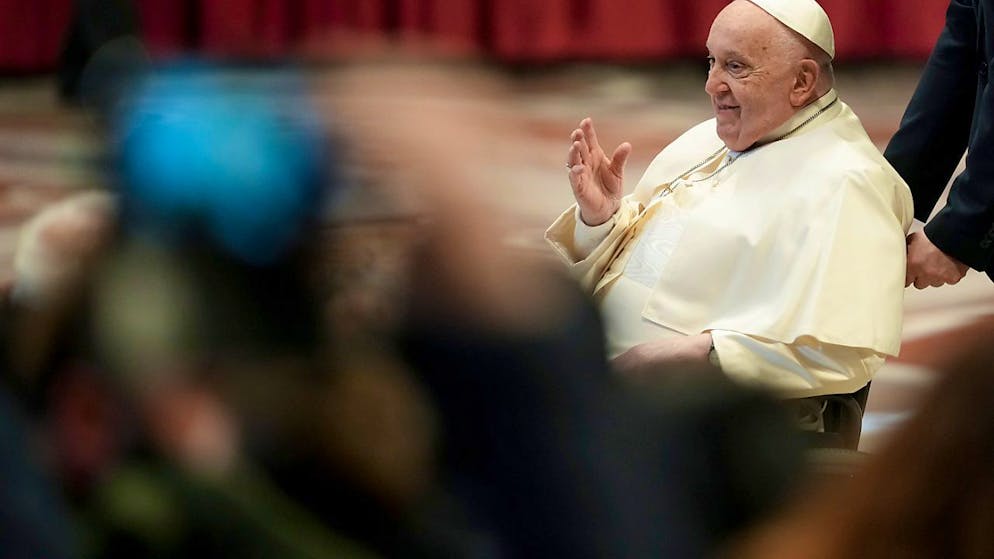 Papst Franziskus trifft sich mit italienischen Pilgern, die am Jakobsweg teilnehmen, im Petersdom. Foto: Andrew Medichini/AP/dpa