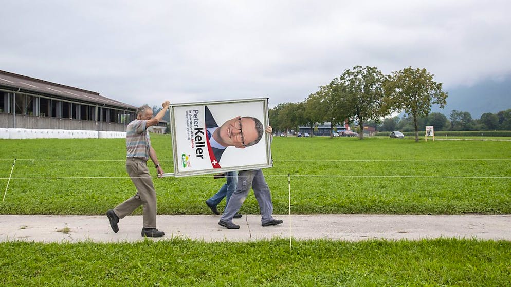 SVP-Mitglieder sind 2019 in Buochs NW mit einem Plakat für die eidgenössischen Wahlen unterwegs. (Archivaufnahme)