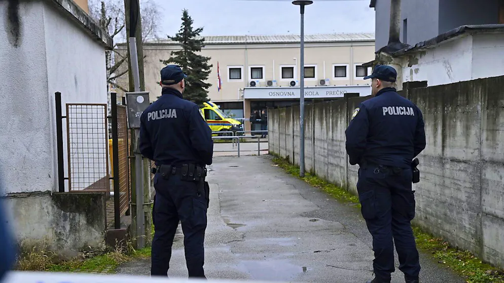 Poliziotti nei pressi dell'istituto scolastico teatro dell'aggressione.