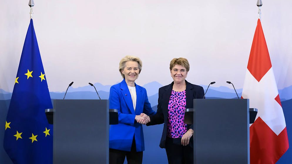 I fatti più importanti per la Svizzera e il Ticino nel 2024. La Svizzera e l'Unione europea raggiungono un accordo a livello materiale sui bilaterali III. Lo hanno dichiarato la presidente della Confederazione Viola Amherd e la presidente della Commissione europea Ursula von der Leyen durante una conferenza stampa a Berna. La consigliera federale vallesana e la politica tedesca hanno espresso il loro apprezzamento reciproco per l'obiettivo raggiunto, definendolo «storico». I negoziati erano stati avviati ufficialmente il 18 marzo 2024 a Bruxelles proprio dalla presidente della Confederazione e dalla presidente della Commissione europea.