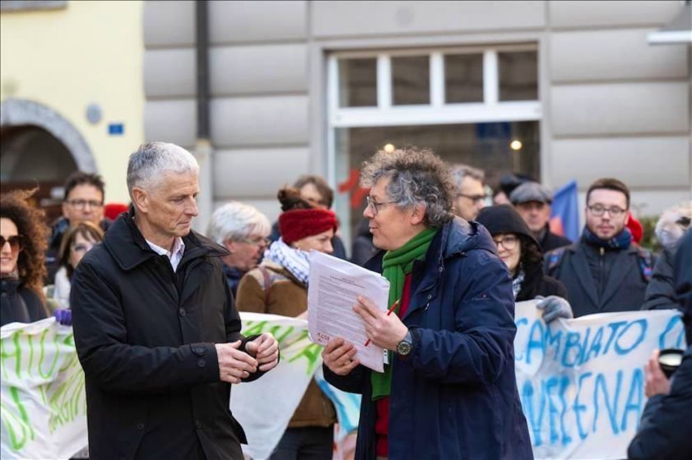 La consegna della lettera aperta di protesta al cancelliere Arnoldo Coduri