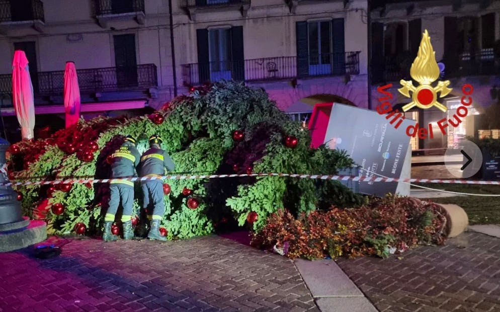 Albero di Natale caduto a Como