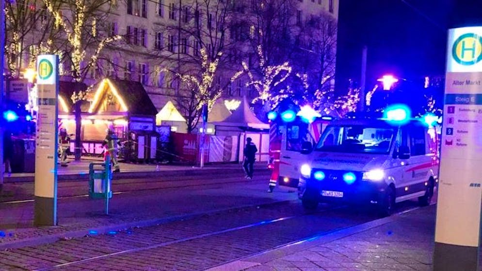 I soccorritori in azione al mercatino di Natale di Magdeburgo.
