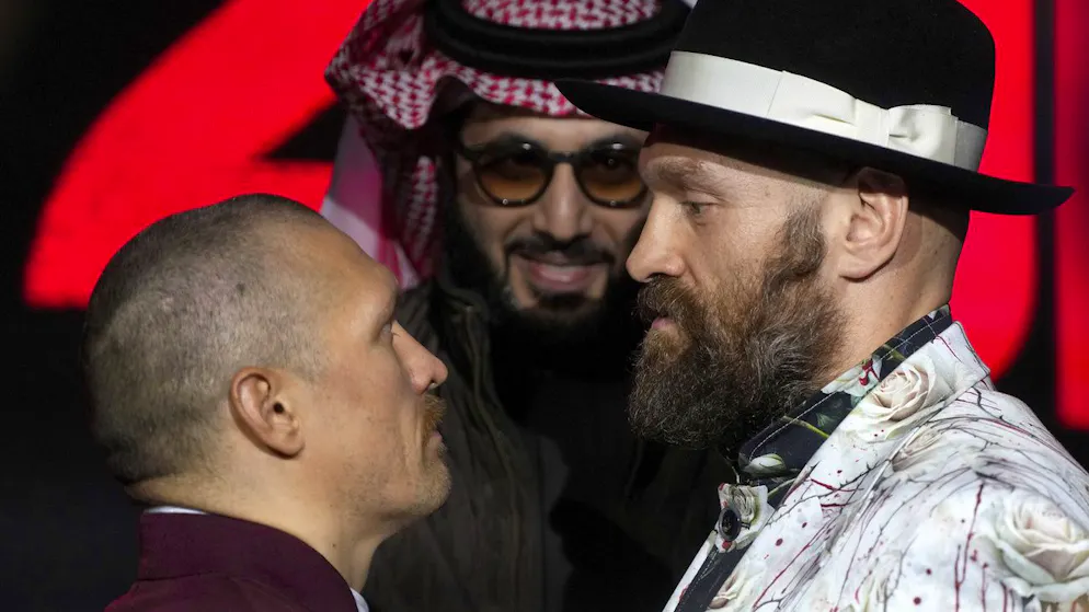 Boxe. Avant leur combat, Fury et Usyk se défient du regard pendant... 11 minutes !