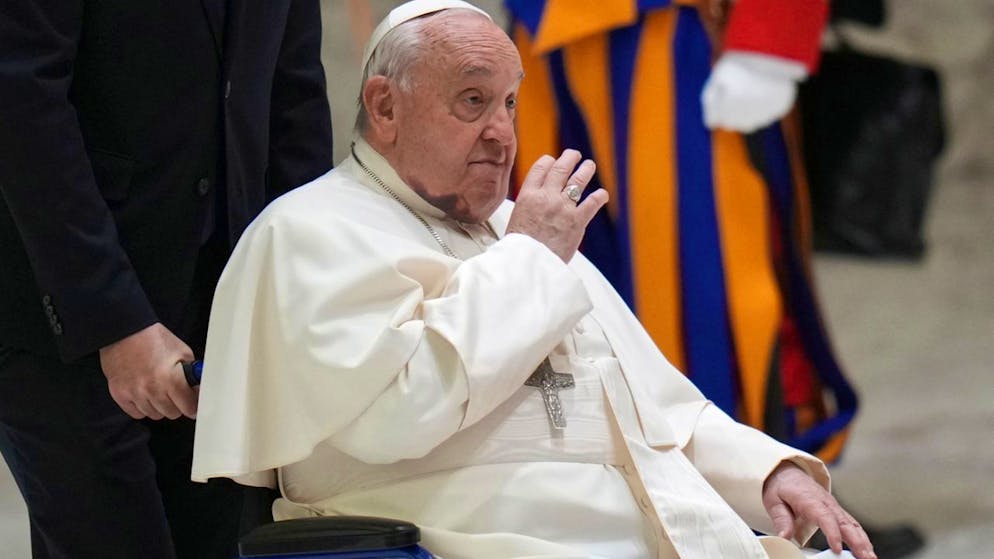 ARCHIV - Papst Franziskus kommt zu seiner wöchentlichen Generalaudienz. Foto: Alessandra Tarantino/AP/dpa