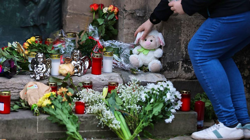 Eine Frau legt am Gedenkort an der Johanniskirche ein Plüschtier nieder. Am Freitagabend ist auf dem Weihnachtsmarkt in Magdeburg ein Autofahrer in eine Menschengruppe gefahren. Foto: Jan Woitas/dpa