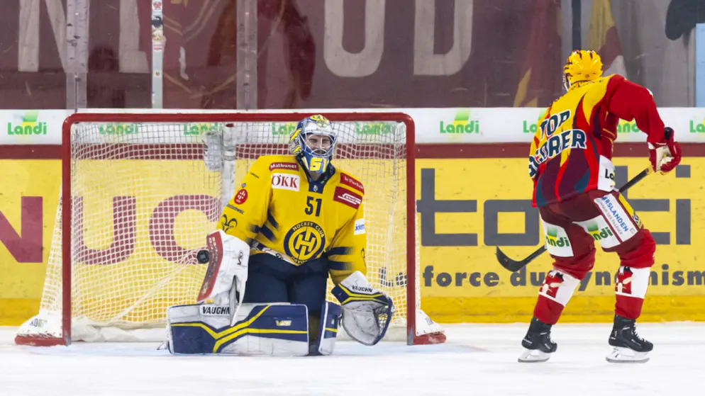 Grosses Spektakel in Kloten, Video-Ärger beim ZSC - Gallery. Biels Topskorer Toni Rajala bezwingt HCD-Goalie Luca Hollenstein mit dem 14. Versuch im Penalyschiessen