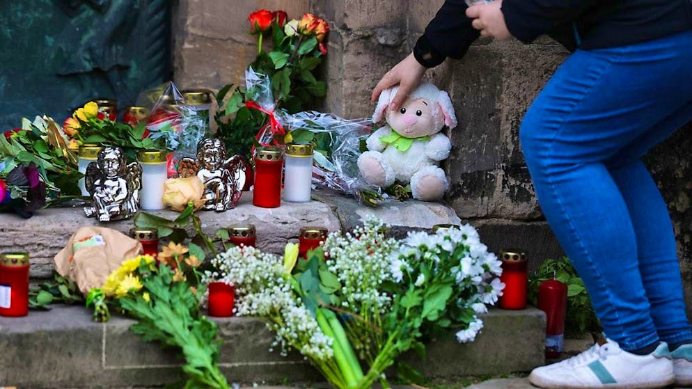 A woman lays down a cuddly toy at the memorial site at St. John's Church. On Friday evening, a car driver drove into a group of people at the Christmas market in Magdeburg. Photo: Jan Woitas/dpa