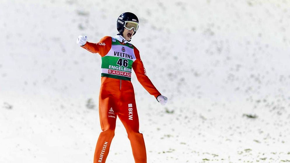 Gregor Deschwanden is already celebrating on the exit. He knows that he has made a very strong jump.
