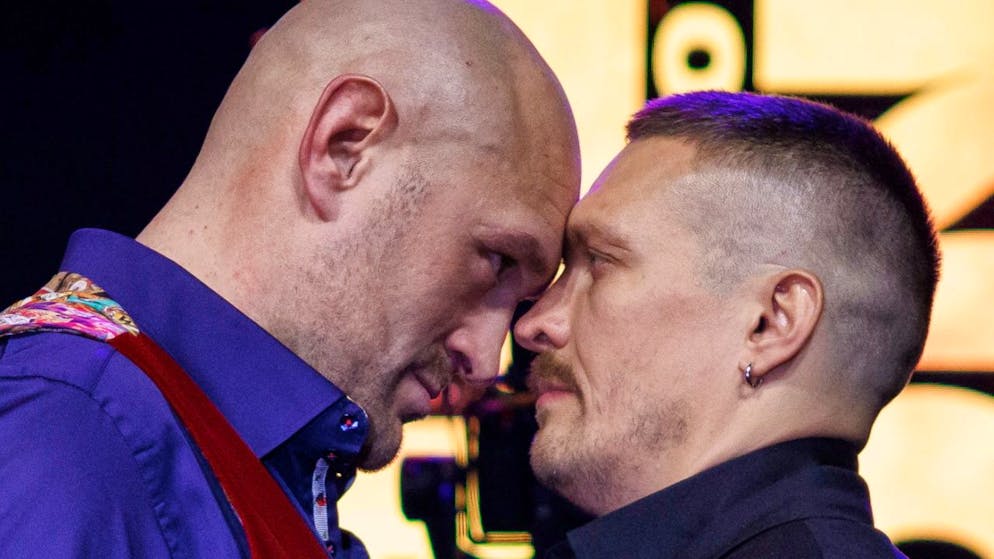 Tyson Fury (links) und Titelverteidiger Alexander Usyk gehen für die Fotografen schon mal auf Tuchfühlung.