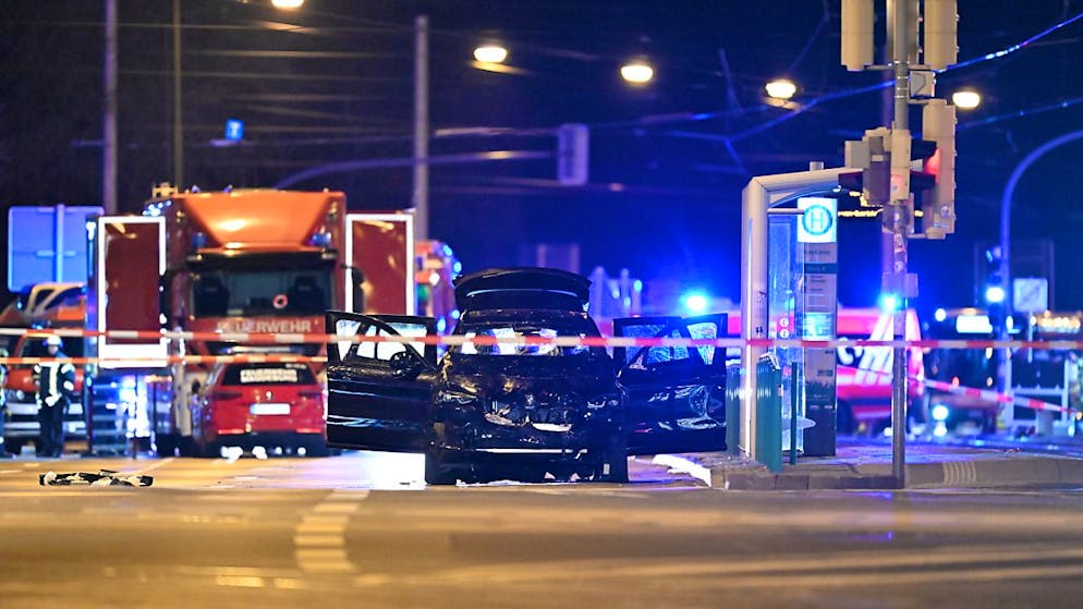 dpatopbilder - Ein Auto, mit dem ein Täter in eine Menschenmenge auf dem Weihnachtsmarkt in Magdeburg gefahren sein soll, steht mit offenen Türen in der Nähe des Tatorts. Foto: Hendrik Schmidt/dpa