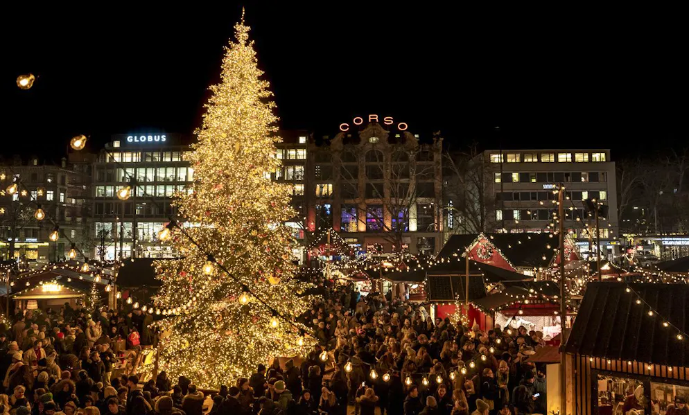 Der Weihnachtsbaum auf dem Zürcher Wienachtsdorf am Bellevue am Dientsag, 10. Dezember 2024.