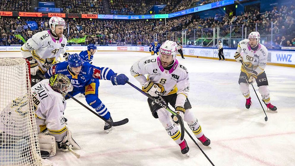 Great spectacle in Kloten, video trouble at ZSC - Gallery. Ajoie, here with Philip-Michael Devos on the puck, clearly misses its second away win of the season in a 4-0 loss in Zug