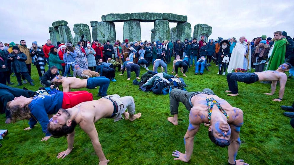 Great Britain Thousands celebrate winter solstice at Stonehenge blue