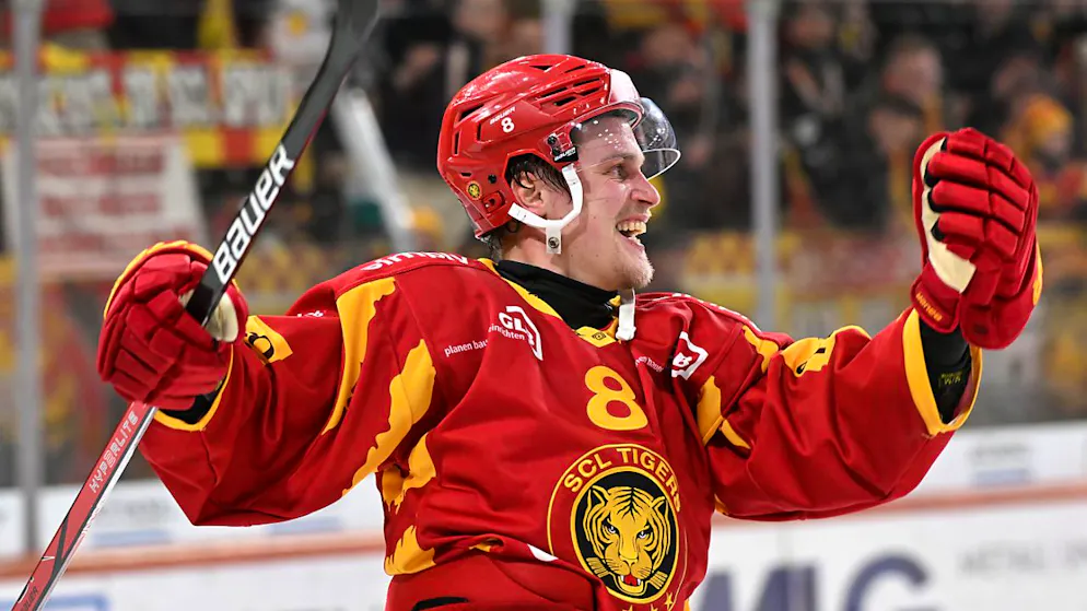 Grosses Spektakel in Kloten, Video-Ärger beim ZSC - Gallery. Der Finne Saku Mäenalanen gelingt bei den SCL Tigers nach dreimonatiger Verletzungspause mit einem Tor und einem Assist ein starkes Comeback