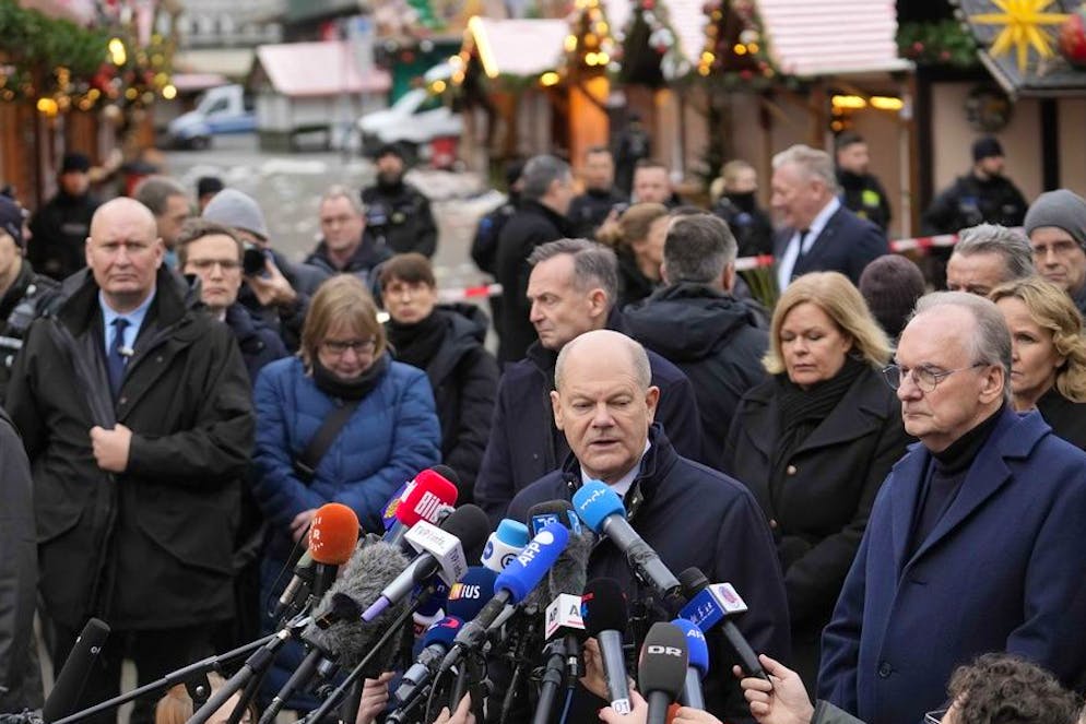Kanzler Scholz spricht auf dem geschlossenen Weihnachtsmarkt in Magdeburg zu den Medien. 