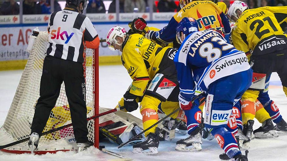 Great spectacle in Kloten, video trouble at ZSC - Gallery. ZSC forward Juho Lammikko (front) pushes the puck over the line to supposedly tie the game 3-3 against SC Bern