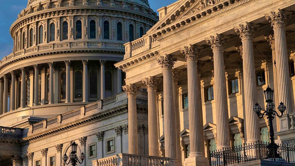 ARCHIVE - View of the Peace Memorial and the dome of the US Capitol under cloudy skies. Photo: J. Scott Applewhite/AP/dpa