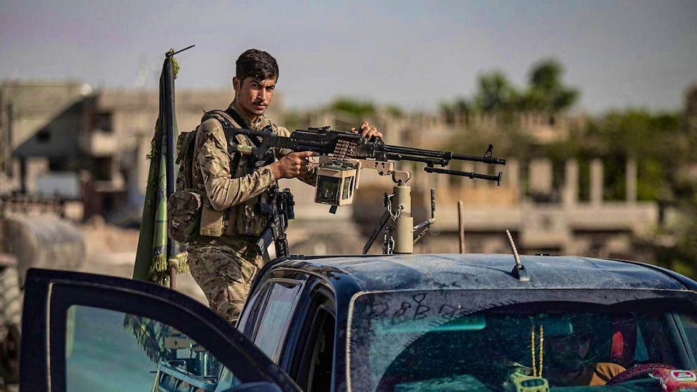 ARCHIVE - A fighter of the US-backed Syrian Democratic Forces (SDF) stands on an armed vehicle in 2023. Photo: Baderkhan Ahmad/AP/dpa