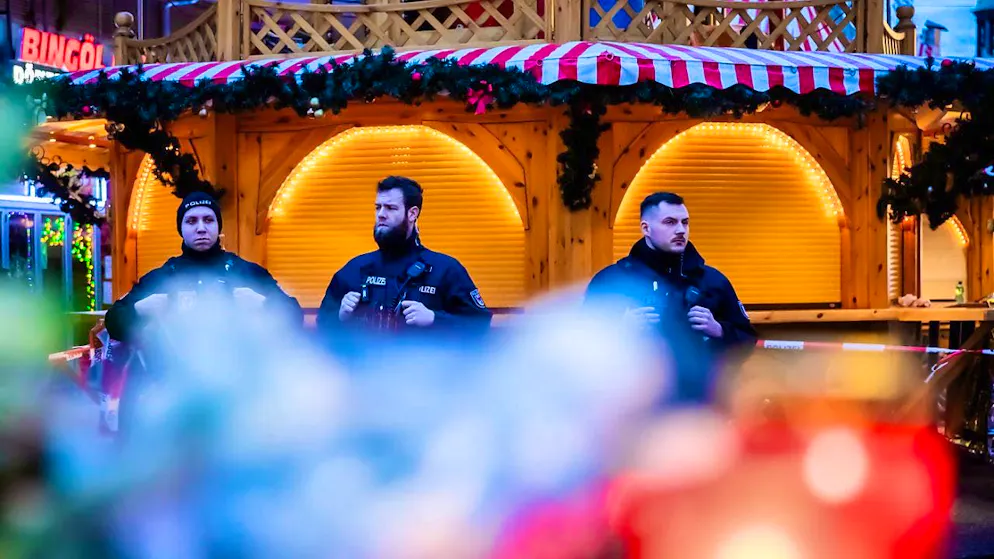 dpatopbilder - Police officers secure the Christmas market in Magdeburg. Photo: Christoph Soeder/dpa