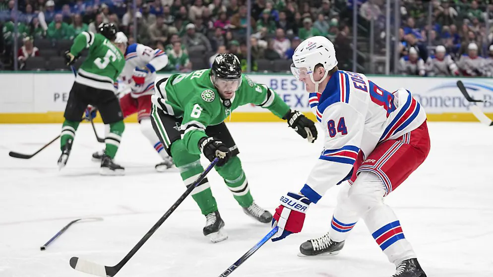 Lian Bichsel (in grün/Nr. 6) im Duell mit Adam Edström von den NY Rangers.